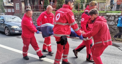 Élve mentettek ki egy nőt, a romániai mentőegység is segített
